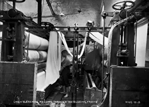 Early 1900s Industrial Scene Drucke: Linen Bleaching, Passing Through the Blueing Frame