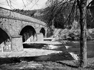 Drucke von Der alte Brücke über den Fluss Severn in Llanidloes, Montgomeryshire, Nordwales. Datum: 1960er Jahre Fluss Drucke: Brücke von Llanidloes
