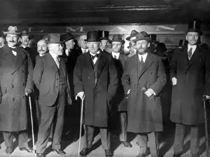 Railway Platform Scene Drucke: Lloyd George and others on a railway platform