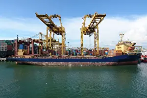 Container Shipping Drucke: Loading containers at Colombo, Sri Lanka