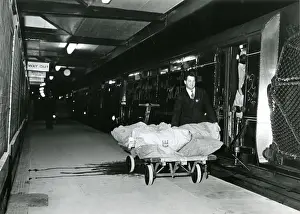 Trains In The 1970s Drucke: Loading the Mail Train