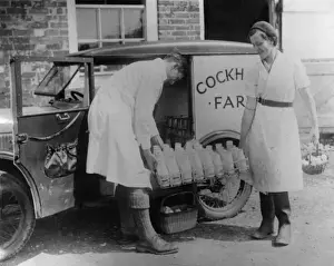 Laden von Milch auf den Wagen
