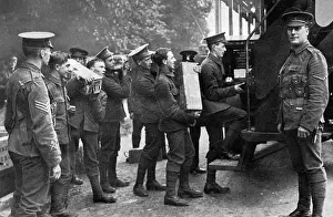 WWI Military Vehicles Drucke: Loading motor buses with ammunition, WW1