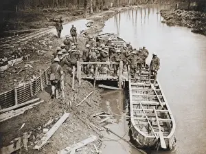 British Army Western Front Drucke: Loading pontoon boats with ammunition, Western Front, WW1