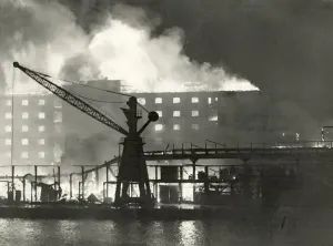 Historische Plakate Drucke: Blick auf London - Lagerhäuser, Surrey-Docks, Zweiter Weltkrieg