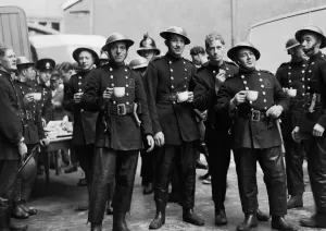 Drucke von Feuerwehrleute aus London (mit Holzköpfen) Erster Weltkrieg Drucke: Feuerwehrleute auf einer Teepause nach dem Feuer am St Katharinen Damm