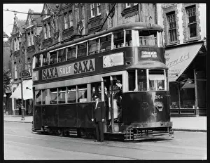 Drucke von Ein Tram auf einer Straße in London, das für die Embankment geht Straßenbahnen Drucke: Londontram 1949