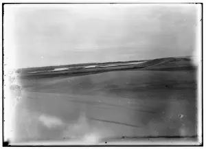 Orville And Wilbur Wright Drucke: Long-range view of the Wright brothers camp and Kitty Hawk
