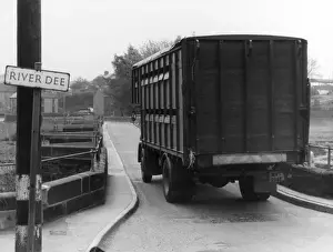 Lastwagen über Brücke fährt
