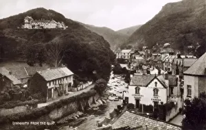 Drucke von Lynmouth im Devons am Rande von Exmoor in Südwestengland. Blick vom Quai des West-Lynn-Sees mit dem auf der linken Seite stehenden Countisbury-Hügel, Datum um 1920 Lynmouth Drucke: Lynmouth, Devon - Countisbury-Hügel