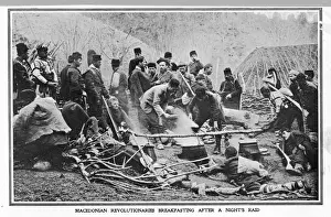 Drucke von Bulgarische Revolutionäre haben wieder einmal versucht, sich von der türkischen Herrschaft zu befreien. Diese Rebellen frühstücken nach einer Nachtjagd Mazedonien Drucke: Bulgarische Rebellen