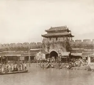 Drucke von Einer der Hauptgates von Nanking, China, zu dieser Zeit als die Stadt von Revolutionären erobert wurde Chinesische Dynastien Gemälde Drucke: Einer der Haupttore von Nanjing, China