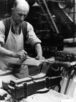 Drucke von Ein Schlagstockbauer in Accrington, Lancashire, England, der mit dem Knorpel eines Rehes eine Schlagstock glätzt. Datum: 1930er Jahre Rentier Drucke: Herstellen von Cricketschlägern