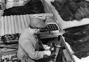 World War One Memorials Drucke: Making Poppies