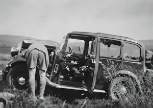 Mann überprüft Motor des Autos im Feld