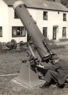 Man With Telescope Drucke: Man with large telescope