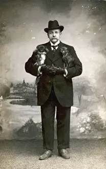 Mann mit Peking-Schnauzer, 1915
