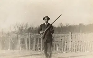 Mann mit Gewehr