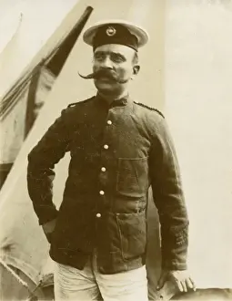 Ein Mann in Uniform mit Schnurrbart.
