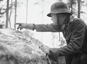 Drucke von Oberleutnant Platan aus Helsinki befehligt diesen Sektor und zeigt nach vorn hinaus in das No-Mans-Land. Er erklärt die finnische Strategie während des Zweiten Weltkriegs im Finnland Finnland Drucke: Mannenheimsche Linie im Zweiten Weltkrieg