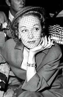 Drucke von Fotografische Porträt von Marlene Dietrich (1901-1992), der amerikanischen Filmschauspielerin und Kabarettkünstlerin, die um 1950 fotografiert wurde Prominentenporträt Drucke: Marlene Dietrich um die Jahr 1950
