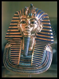 Drucke von Die berühmte Maske des Pharao Tutankhamun, Herrscher der 18. Dynastie Ägyptens von 1361 - 1352 v. Chr., (Ägyptisches Museum, Kairo), aus solidem Gold mit eingelassenen Glas und Lapislazuli Antike Artefakte Und Relikte Drucke: Marmor des Tutanchamuns