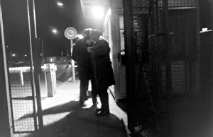Männer an einem Kontrollpunkt in Berlin Deutschland
