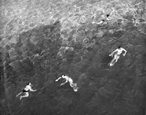 Relaxing By The Sea Drucke: Four Men Swimming