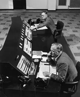 Vintage Telephone Exchange Drucke: Two Men at Work