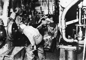 Männer im Arbeitszimmer des Motorschiffs während dem Ersten Weltkrieg