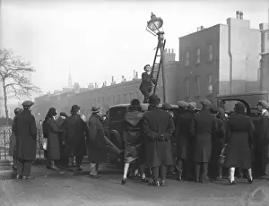 Early 20th Century English Streetscape Drucke: Mending a Lamp Post