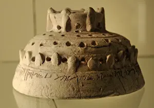 Drucke von Mesopotamien, Keramikdach eines Rauchgeräts mit Inschriften auf Aramäisch geschrieben, zwischen dem 1sten und zweiten Jahrhundert v. Chr., Pergamon-Museum in Berlin Mesopotamien Drucke: Mesopotamien, Keramikdeckel eines Rauchgeräts mit Inschriften