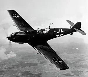 Drucke von Messereschmidt Bf 109 E war bereits im spanischen Zivilkrieg geschlagen und überholte mit seiner Waffe die Supermarine Spitfire bei der Schlacht um England Flugzeuge Und Luftfahrt Drucke: Messereschmidt Bf 109 E - schon im Krieg ausgebaut worden ist