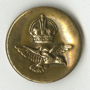 Drucke von Ein Metall- Militärflugzeugknopf mit einer abgebildeten Flügelschwalbe über einem Krone darunter. Hergestellt von Morton and Crowder Ltd., Birmingham. Datum: 20.Jhdt.Zeit Kronenadler Drucke: Militärflugzeugknopf mit Adler und Krone