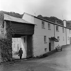 Norman Synge Photography Drucke: Milkman on his rounds, Devon