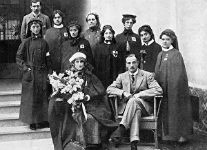 Drucke von Millicent, Herzogin von Sutherland Sutherland Drucke: Millicent, Herzogin von Sutherland kehrt aus dem Krieg zurück, Erster Weltkrieg
