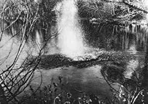 Thompson Sub Machine Gun Drucke: Mitchell Hedges tests a sub machine gun, 1921