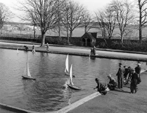 Drucke von Männer und Jungen spielen mit Modellbooten auf dem Modellschifffahrtseen an der Modelbootschanze im Duthie-Park in Aberdeen, Schottland. Datum: 1950er Jahre Aberdeen Drucke: Modellbootsplatzsee