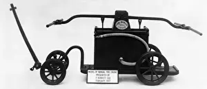 Modell eines alten Handfeuerwehrfahrzeugs