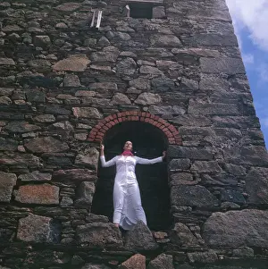 Cornish Architecture Photos Drucke: Model standing in an archway, Cornwall