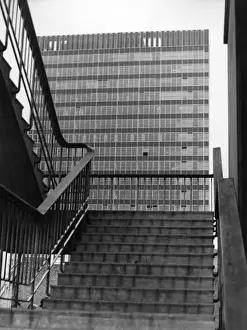 Drucke von Schritte, die zu den heutigen Büroblöcken im Bereich der Londonschen Stadtmauer führen, umgeben von dem Postkriegszeitraum bis zur Jahrzehnte Ende in der Umgebung des City of London. Datum: 1960er Stadt London Drucke: Moderne Bürogebäude