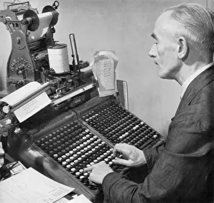 Heinz Zinram Photography Drucke: Monotype keyboard operator at a printing works