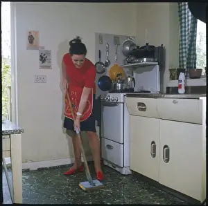 Vintage Domestic Scene Drucke: Mopping Kitchen Floor