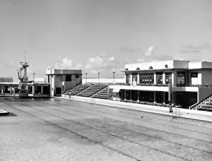 Drucke von Der Superschwimmbad-Stadium ist ein offener Schwimmbeckenplatz (Lido), der sich im englischen Morecambe, Lancashire befindet und wurde 1936 gebaut Verwandte Bilder Drucke: Morecambe Strandbad
