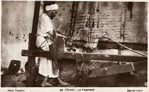North African Craftsman Drucke: Morocco - Weaver working at his loom