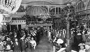 Drucke von Die Menschen tanzen im neuen Tanzsaal des Moulin de la Galette, Paris Datum: 1898 Tanz Drucke: Tanz am Moulin-Gaillard