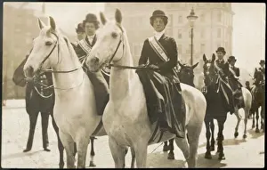 Drucke von Frau Evelina Haversfeld und Miss Maud Joachim im montierten Demonstrationen. Sie tragen Säcke 'Votes für Frauen'. Datum: um 1910 Maud Drucke: Montierte Demonstrations