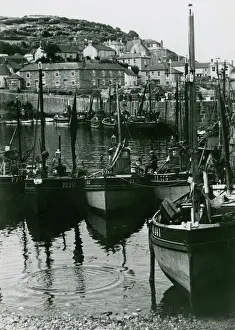 Drucke von Fischboote im Hafen von Mousehole, Cornwall Datum: 1929 Mäuseloch Drucke: Mausloch in der Grafschaft Kornwall