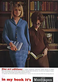 Buchhandlungsschilder in einer Werbung von Munro aus dem Jahr 1964 mit Bibliothekarinnen