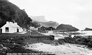 Drucke von Murlough Bay und Fair Head, Co. Antrim - ein Blick entlang der Küste mit einem Gebäude links, nach rechts in die Ferne zu Fair head (Kopie-Negative) Ballycastle Drucke: Murlough Bay und Fair Head, County Antrim